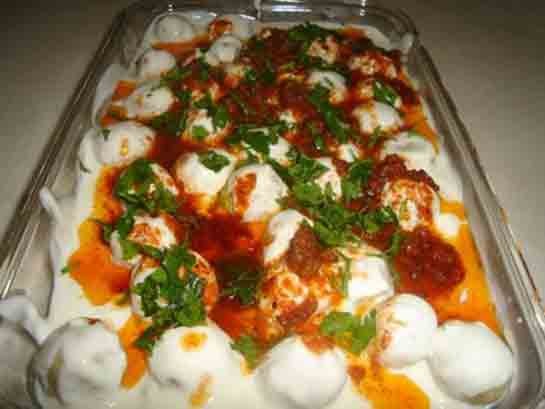    Yoğurtlu bulgur köftesi akşam yemeği için yapılacak mükemmel tarifler arasında yer alıyor. Fellah köftesiyle benzetilen fakat birkaç ufak noktada fellah köftesinden ayrılan bu tarif birçok kişinin favori lezzetleri arasında yer almaktadır. Akşam ve öğle yemeklerinin yanında tercih edebileceğiniz gibi ana öğün olarak da oldukça sevilen tariflerdendir. Bu sebeple en sık aratılanlar arasında yoğurtlu bulgur köftesi nasıl yapılır ve yoğurtlu bulgur köftesi püf noktaları yer almaktadır.  Yoğurtlu bulgur köftesi tarifi için haberimizin devamını takip edebilirsiniz.       Yoğurtlu Bulgur Köftesi Tarifi İçin Malzemeler      Yoğurtlu bulgur köftesi ülkemize özgü lezzetli yemekler arasında yer almaktadır. Fellah köftesiyle oldukça benzese de bazı yönleriyle ayrılan yoğurtlu bulgur köftesi oldukça kolay bir şekilde hazırlanabilir. Birçok kişi bu tariften korksa da pratik bir şekilde yapılan nadir lezzetler arasınd ayer alır. Tek zahmetin yuvarlama kısmında bulunduğu bu tarif için malzemelerinizin tam olduğundan da emin olmanız lezzeti açısından büyük önem taşır. İşte yoğurtlu bulgur köftesi için gerekli malzemeler;      1 su bardağı ince bulgur   1su bardağı sıcak su   Yarım su bardağı irmik   1 adet yumurta   Yarım adet soğan   1 tatlı kaşığı domates   3 tepeleme yemek kaşığı un   1 çay kaşığı tuz   1 çay kaşığı karabiber   1 çay kaşığı kimyon   Sosu için:   1 çay kaşığı biber salçası   1 çay kaşığı domates salçası   1,5 yemek kaşığı tereyağı   2 yemek kaşığı zeytinyağı   1 diş sarımsak   Yarım adet soğan   Üstü için:   1,5 su bardağı yoğurt   1 diş sarımsak   1 çay kaşığı tuz      Yoğurtlu Bulgur Köftesi Tarifi Nasıl Yapılır?      Yoğurtlu bulgur köftesi birçok kişinin severek tükettiği tarifler arasında yer alıyor. Bu sebeple en sık aratılanlar arasında yer alıyor. Bu sebeple en sık aratılanlar arasında yoğurtlu bulgur köftesi nasıl yapılır sorusu yer almaktadır. Yoğurtlu bulgur köftesi için öncelikle ince bulguru sıcak suyla ıslatıp üzerini kapatmak gerekir Ardından farklı bir kabın içine irmiği koyarak üzerine yumurta, rendelenmiş soğan, salça, karabiber, kimyon ve unu ekleyerek karıştırın. Ardından bir kenarda bekleyen şişmiş bulguru da bu karışıma ekleyerek yoğurun. Ellerinizi ıslatıp küçük yuvarlak köfteler oluşturun. Arından unla birlikte bir tepside bulgur bitene kadar köfte yapmaya devam edin. Bir tencerenin içine su koyarak kaynama noktasına geldiğinde köfteleri içine atın ve pişirin. Sosu için ise tereyağı ve zeytinyağını bir tavada eritin. Ardından soğanı ufak bir şekilde içine doğrayın. Soğanlar pembeleşince salçasını ekleyerek karıştırmaya devam edin. Köftenin suyundan bir miktar ekledikten sonra baharatlarını da ilave edim.  Pişen bulgur köfteleri suyun üstüne çıkarak kendilerini belli edecektir. Ardından servis tabağına alarak üzerine sarımsaklı yoğurt ilave edin. Sosunu da döktükten sonra afiyetle yoğurtlu bulgur köftelerinizi tüketebilirsiniz. 